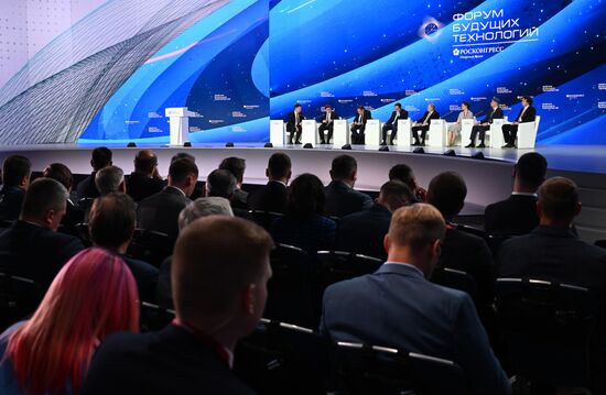Президент РФ В. Путин посетил форум будущих технологий 