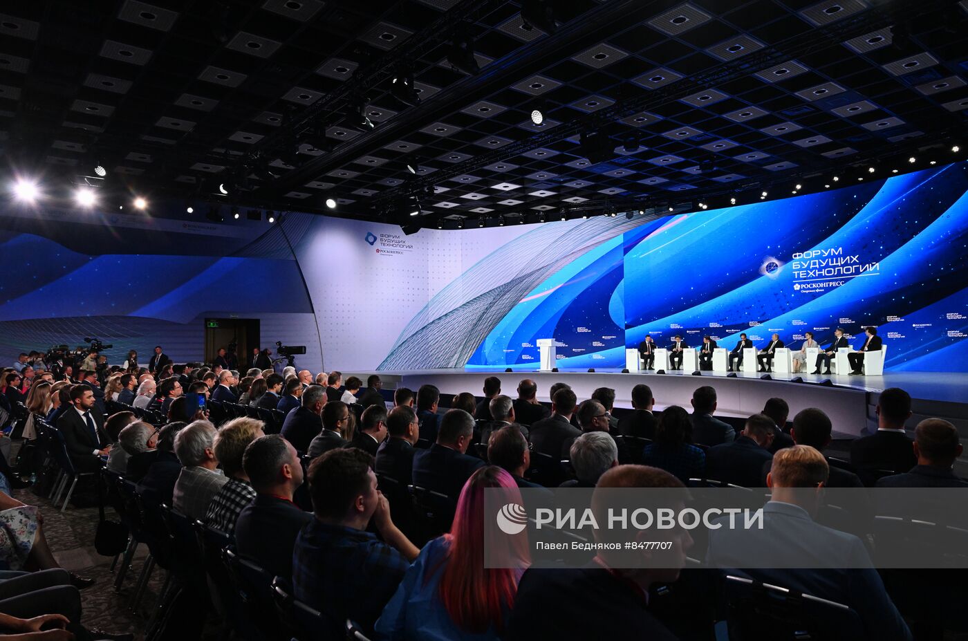 Президент РФ В. Путин посетил форум будущих технологий