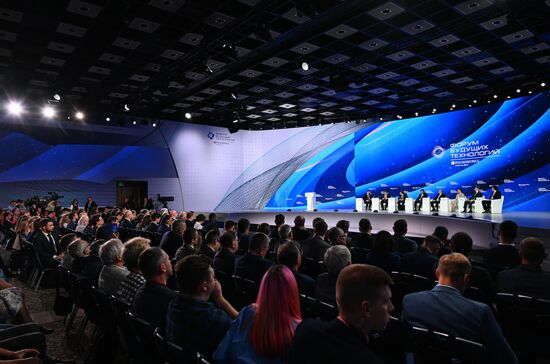 Президент РФ В. Путин посетил форум будущих технологий 