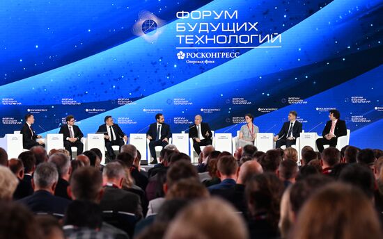 Президент РФ В. Путин посетил форум будущих технологий 