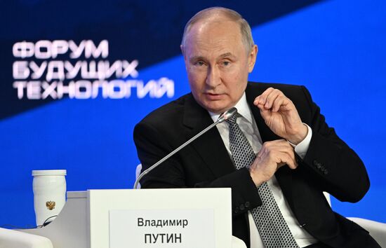 Президент РФ В. Путин посетил форум будущих технологий 