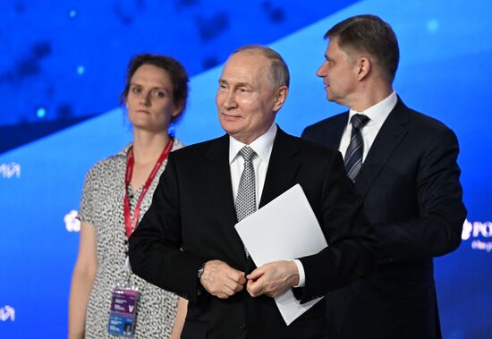 Президент РФ В. Путин посетил форум будущих технологий 