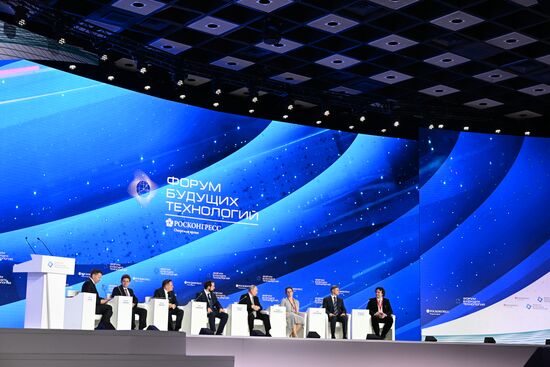 Президент РФ В. Путин посетил форум будущих технологий 