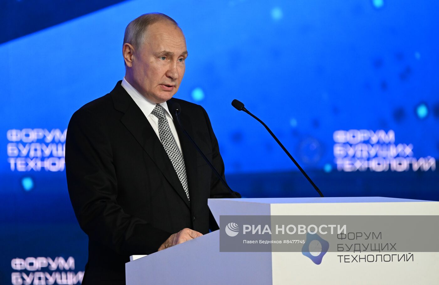 Президент РФ В. Путин посетил форум будущих технологий