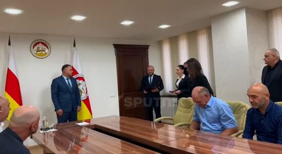 Алан Гаглоев наградил ветеранов миротворческих сил медалью "Защитнику Отечества"