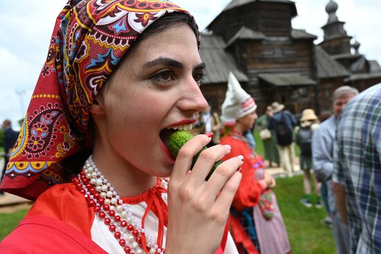 Праздник-фестиваль "День огурца" в Суздале