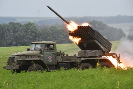 Боевая работа РСЗО БМ-21 "Град" и САУ 2С19 М2 "Мста-С" на Сватовско-Кременном направлении