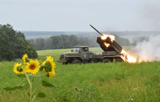 Боевая работа РСЗО БМ-21 "Град" и САУ 2С19 М2 "Мста-С" на Сватовско-Кременном направлении