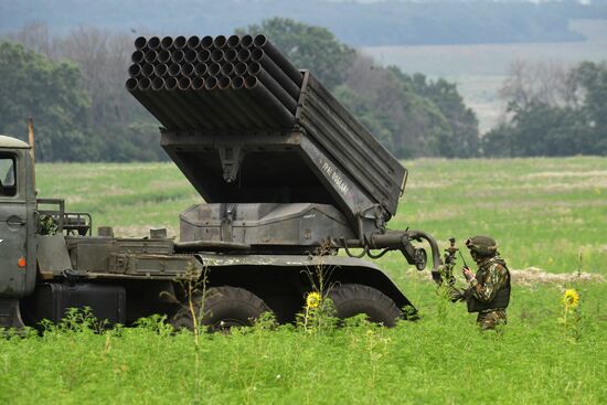 Боевая работа РСЗО БМ-21 "Град" и САУ 2С19 М2 "Мста-С" на Сватовско-Кременном направлении