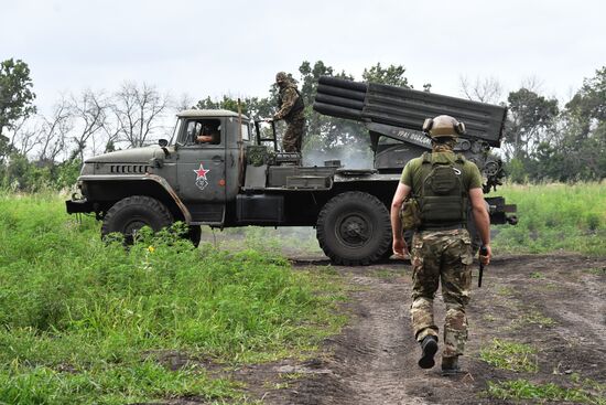 Боевая работа РСЗО БМ-21 "Град" и САУ 2С19 М2 "Мста-С" на Сватовско-Кременном направлении