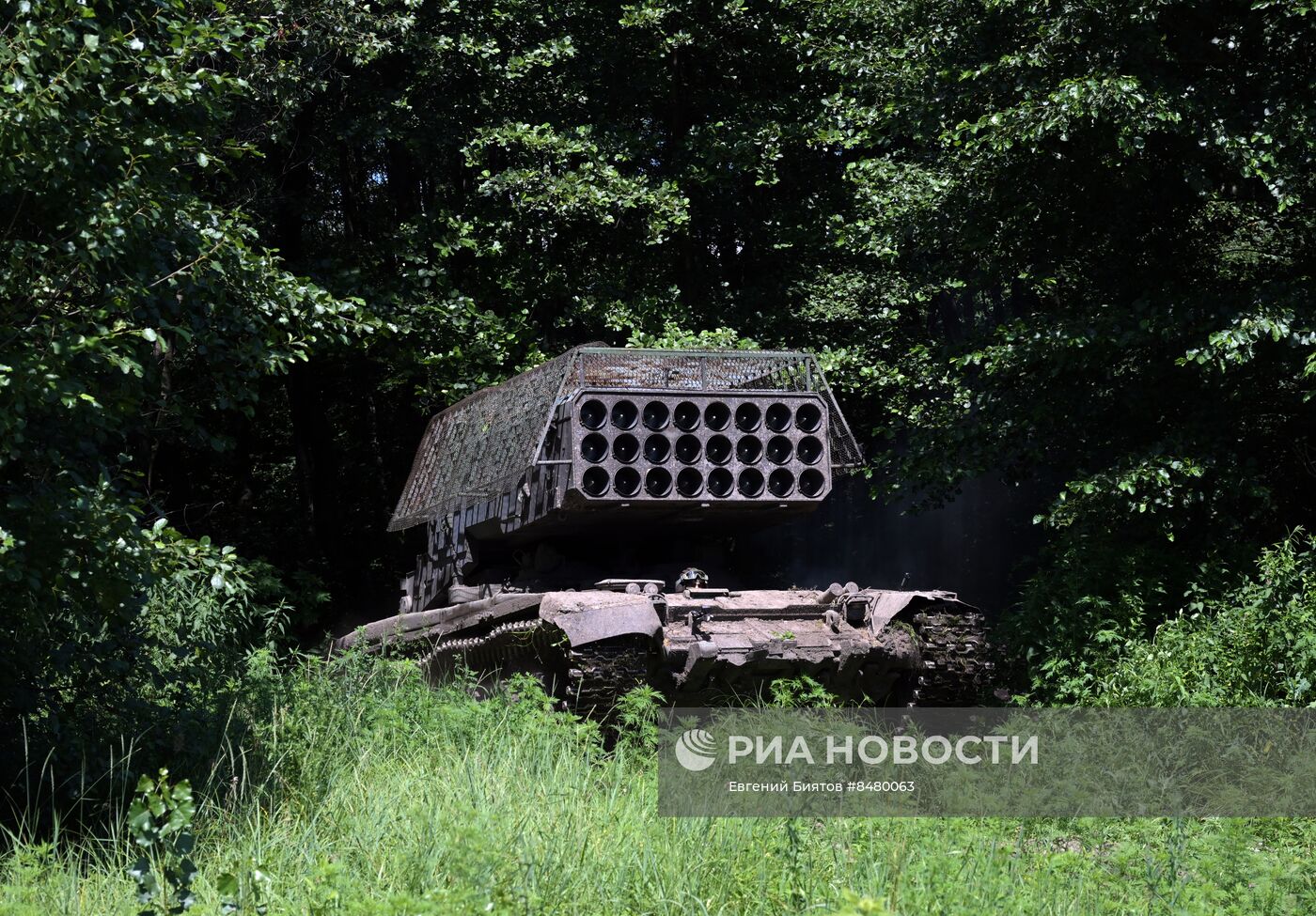 Работа экипажа тяжелой огнеметной системы ТОС-1А Центрального военного округа на Краснолиманском направлении