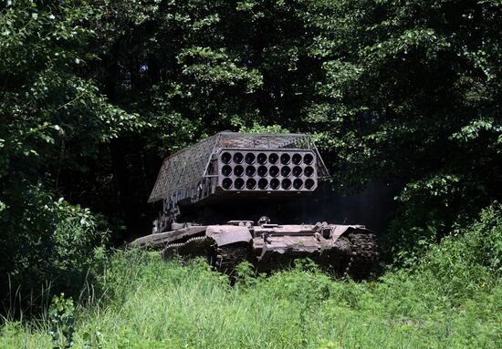 Работа экипажа тяжелой огнеметной системы ТОС-1А  Центрального военного округа на Краснолиманском направлении