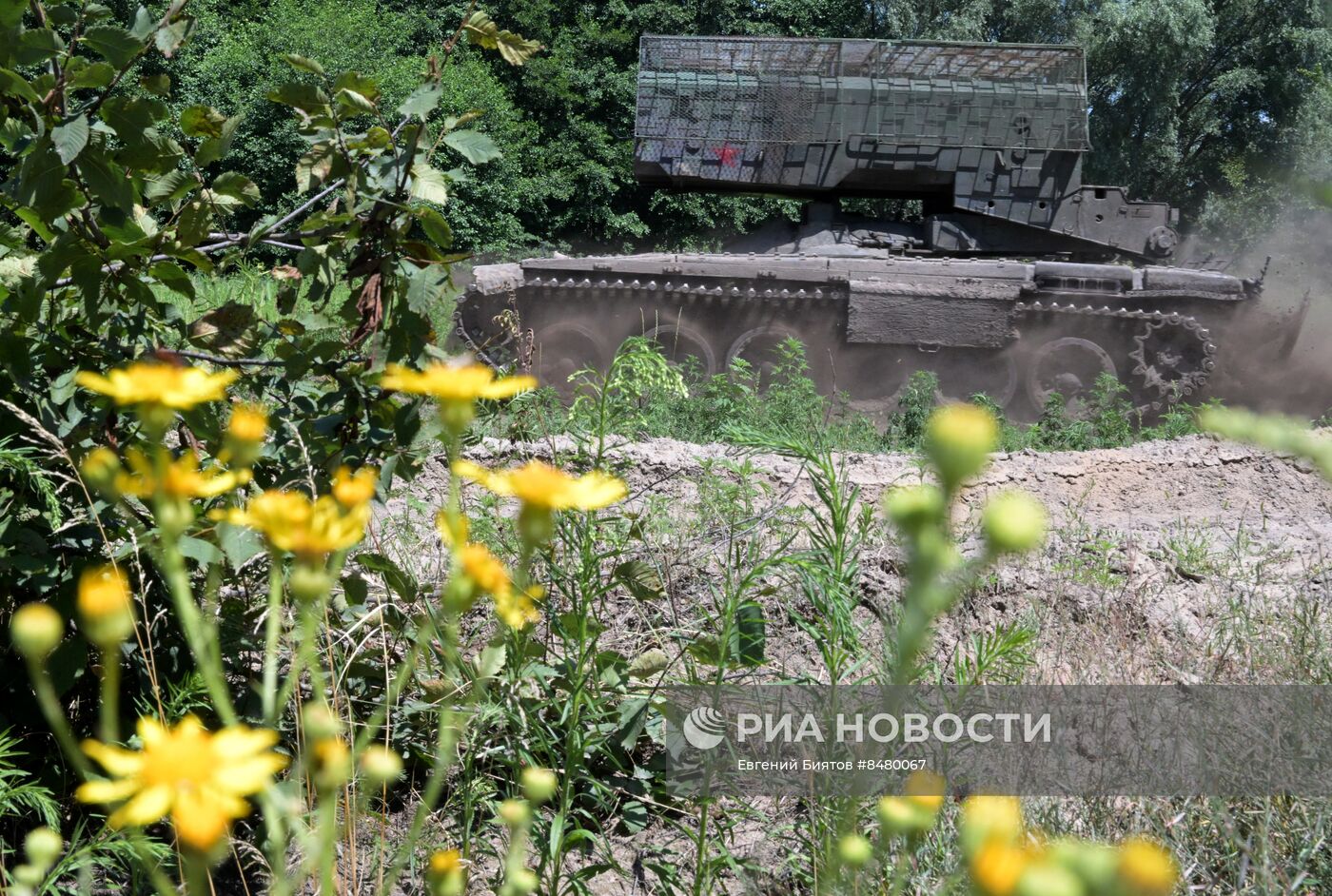 Работа экипажа тяжелой огнеметной системы ТОС-1А Центрального военного округа на Краснолиманском направлении