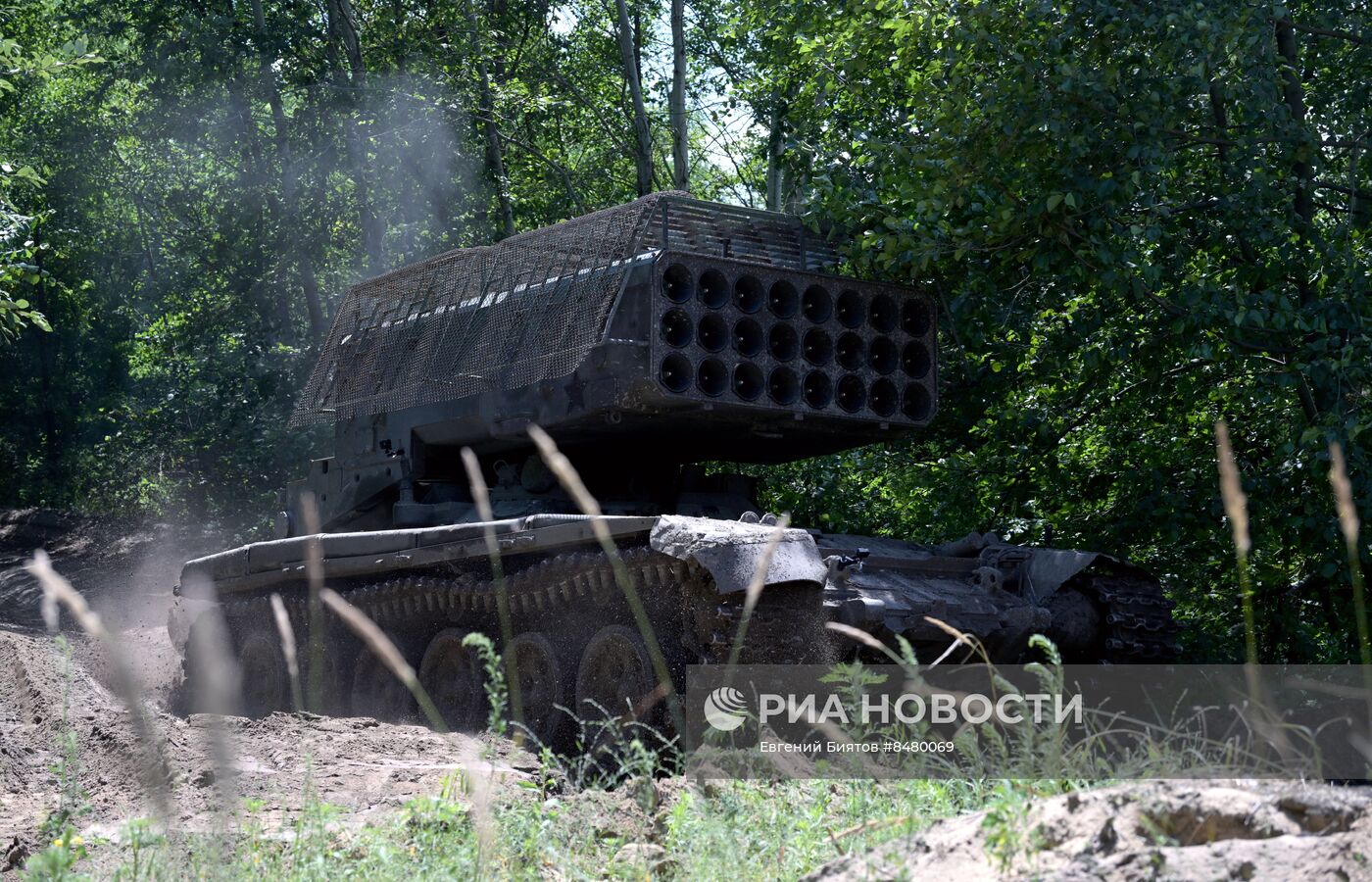 Работа экипажа тяжелой огнеметной системы ТОС-1А  Центрального военного округа на Краснолиманском направлении