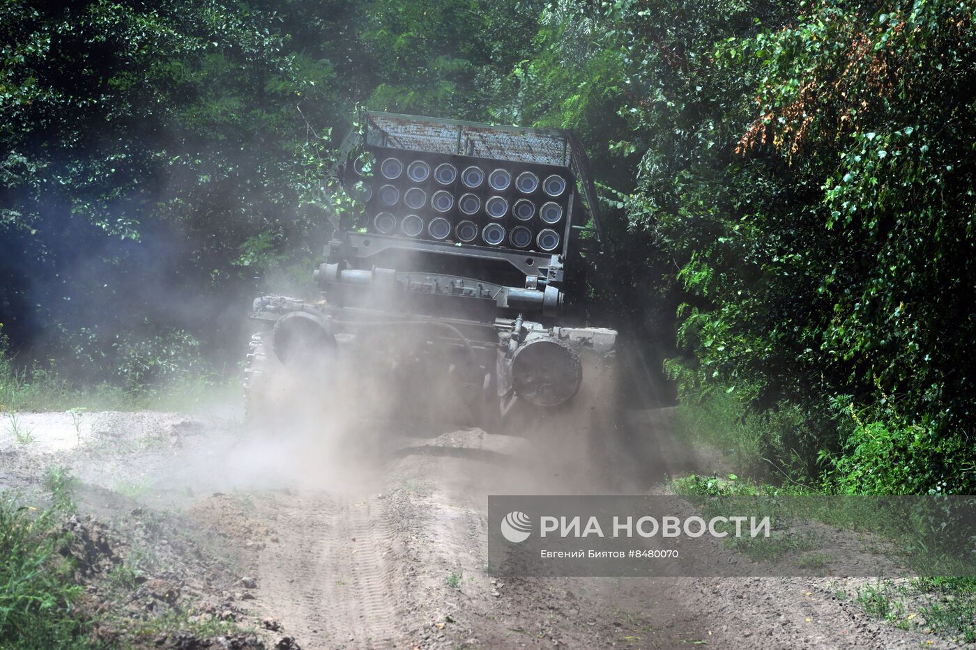 Работа экипажа тяжелой огнеметной системы ТОС-1А  Центрального военного округа на Краснолиманском направлении