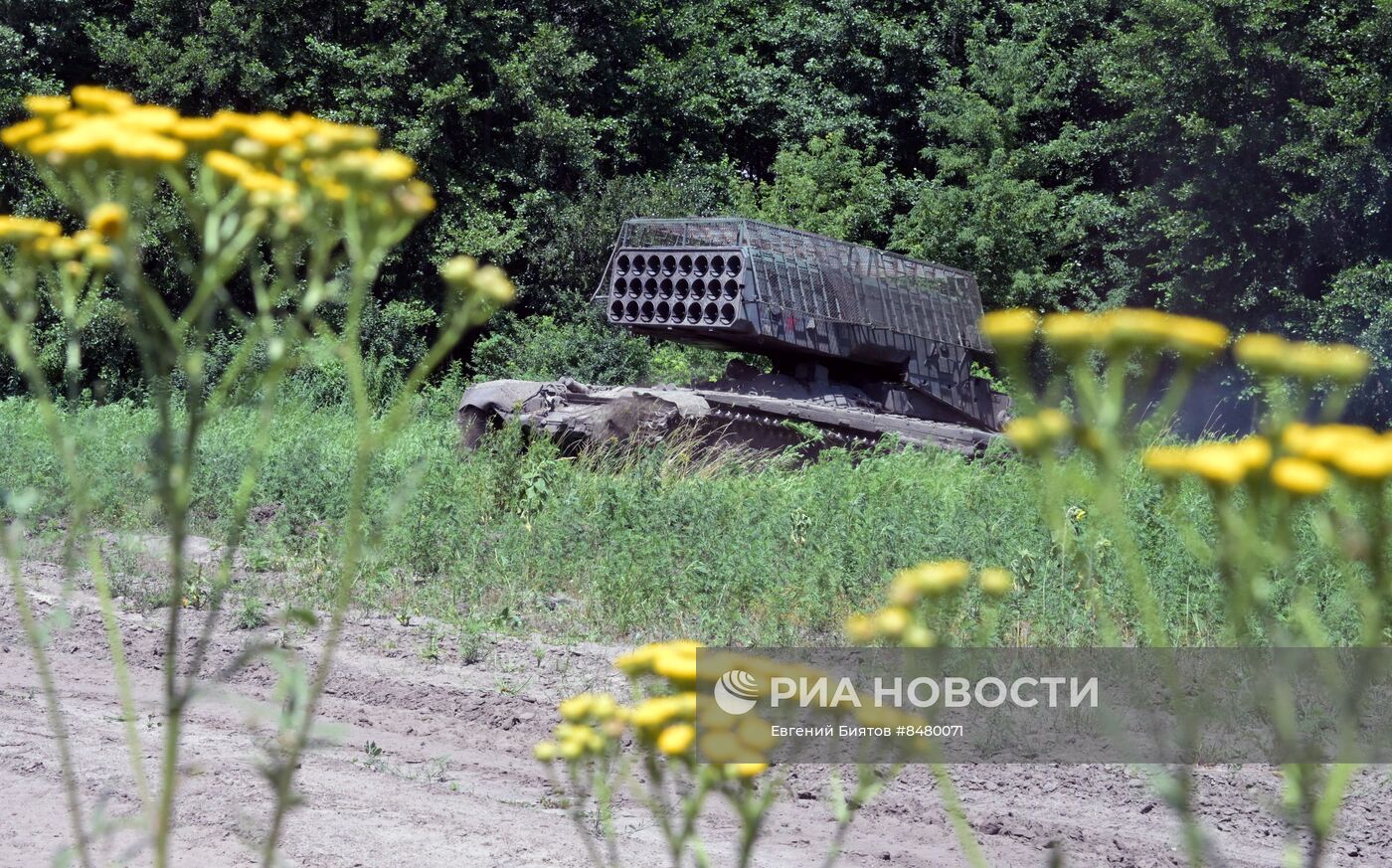 Работа экипажа тяжелой огнеметной системы ТОС-1А  Центрального военного округа на Краснолиманском направлении