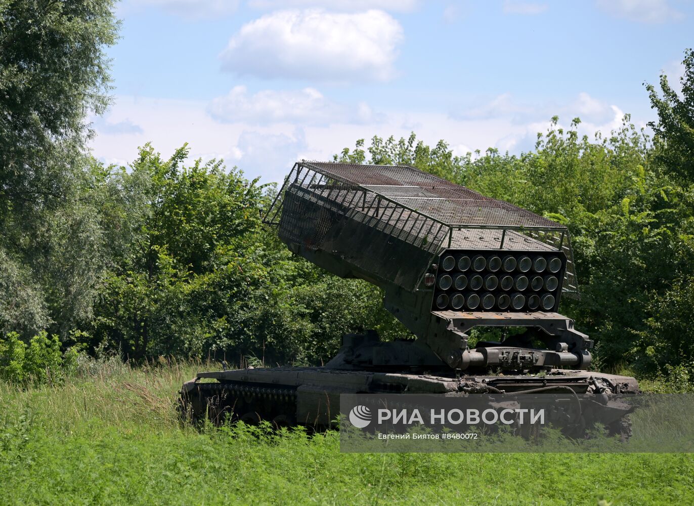 Работа экипажа тяжелой огнеметной системы ТОС-1А  Центрального военного округа на Краснолиманском направлении