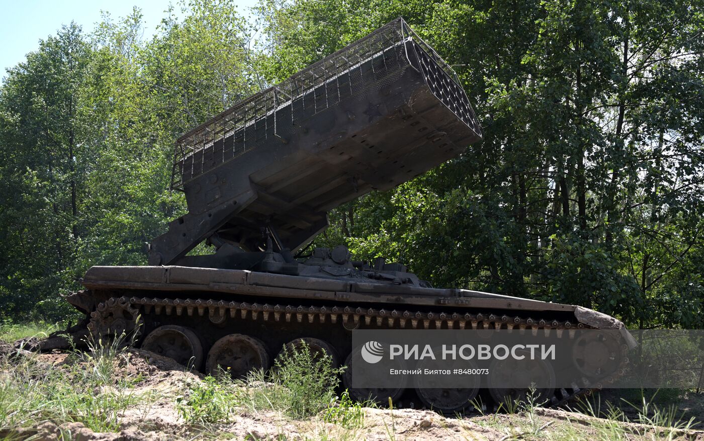 Работа экипажа тяжелой огнеметной системы ТОС-1А Центрального военного округа на Краснолиманском направлении