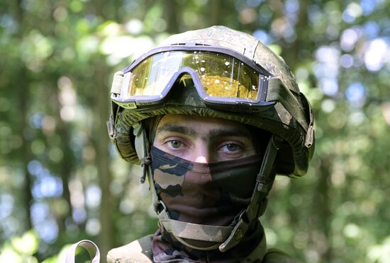 Работа экипажа тяжелой огнеметной системы ТОС-1А  Центрального военного округа на Краснолиманском направлении