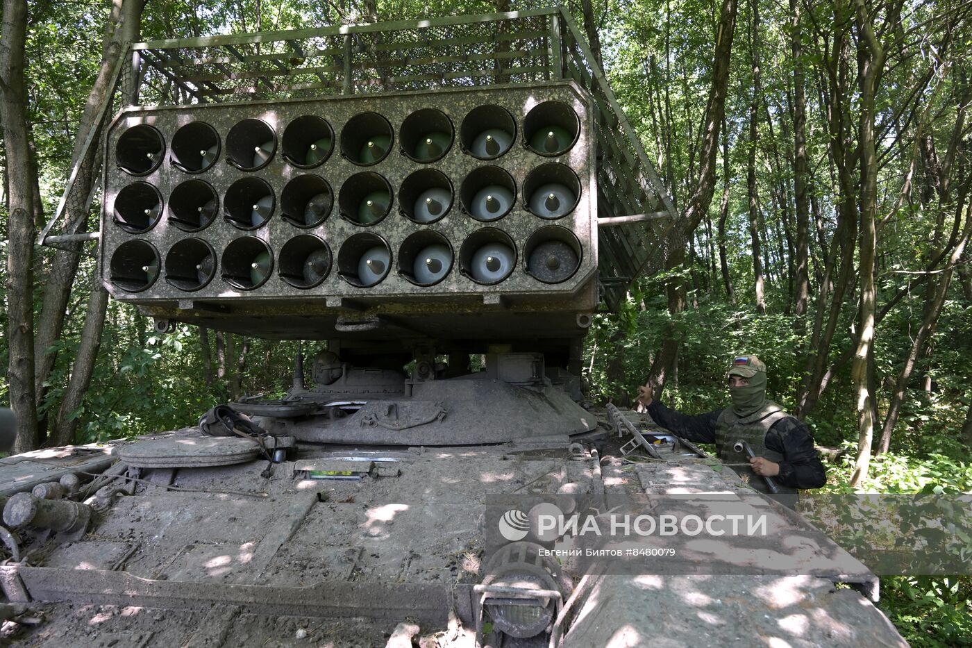 Работа экипажа тяжелой огнеметной системы ТОС-1А Центрального военного округа на Краснолиманском направлении