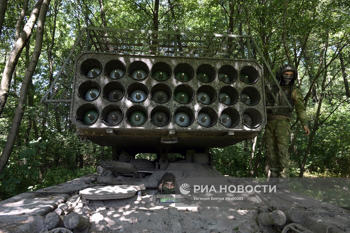 Работа экипажа тяжелой огнеметной системы ТОС-1А  Центрального военного округа на Краснолиманском направлении