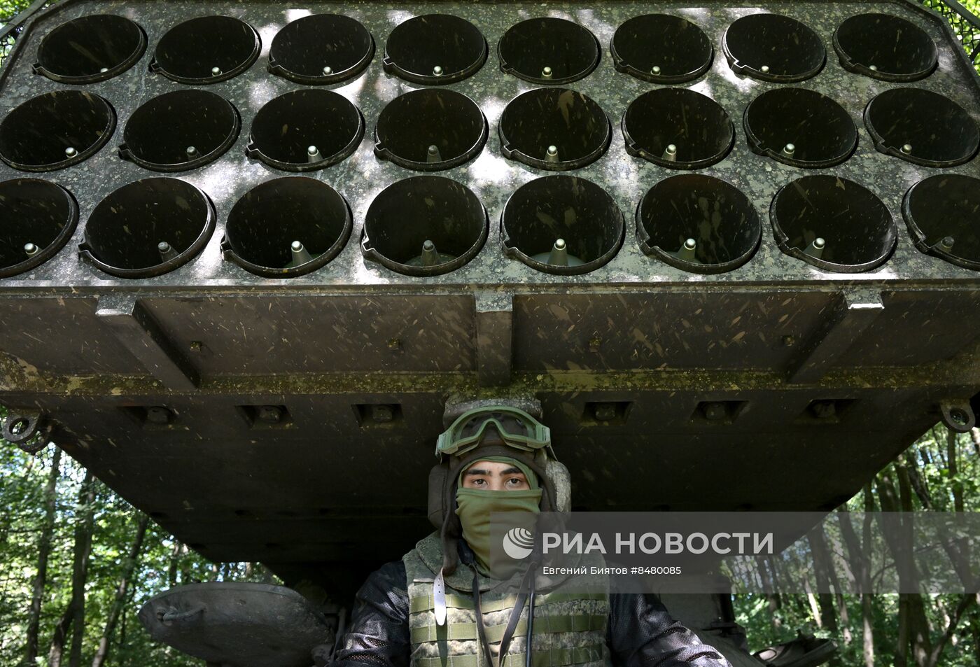 Работа экипажа тяжелой огнеметной системы ТОС-1А Центрального военного округа на Краснолиманском направлении