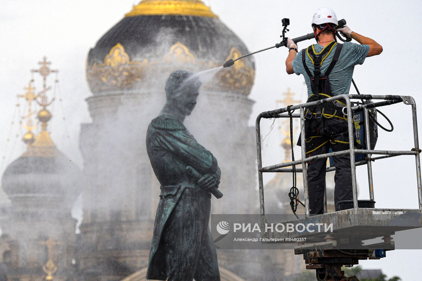 Помывка памятника Крузенштерну в Петербурге