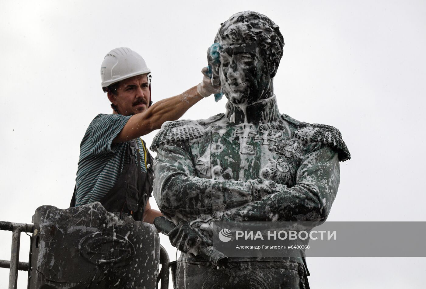 Помывка памятника Крузенштерну в Петербурге