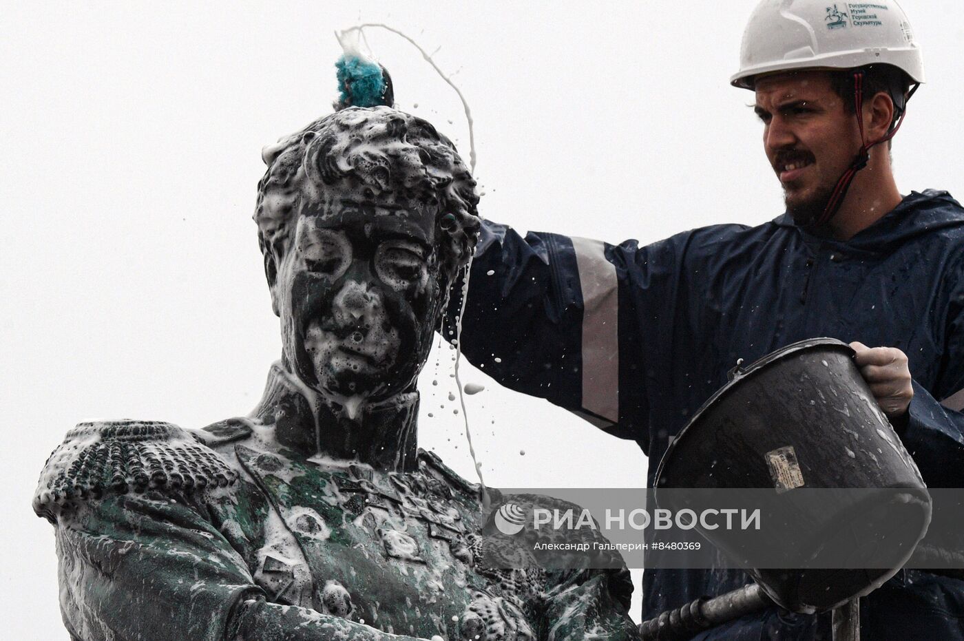 Помывка памятника Крузенштерну в Петербурге