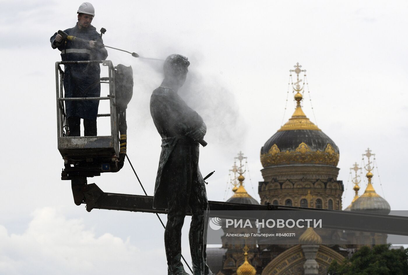 Помывка памятника Крузенштерну в Петербурге