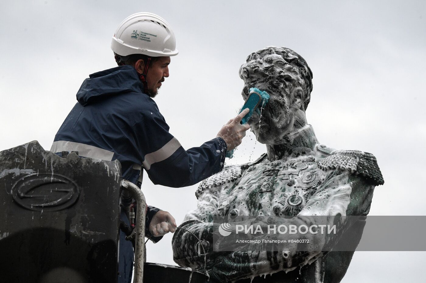 Помывка памятника Крузенштерну в Петербурге