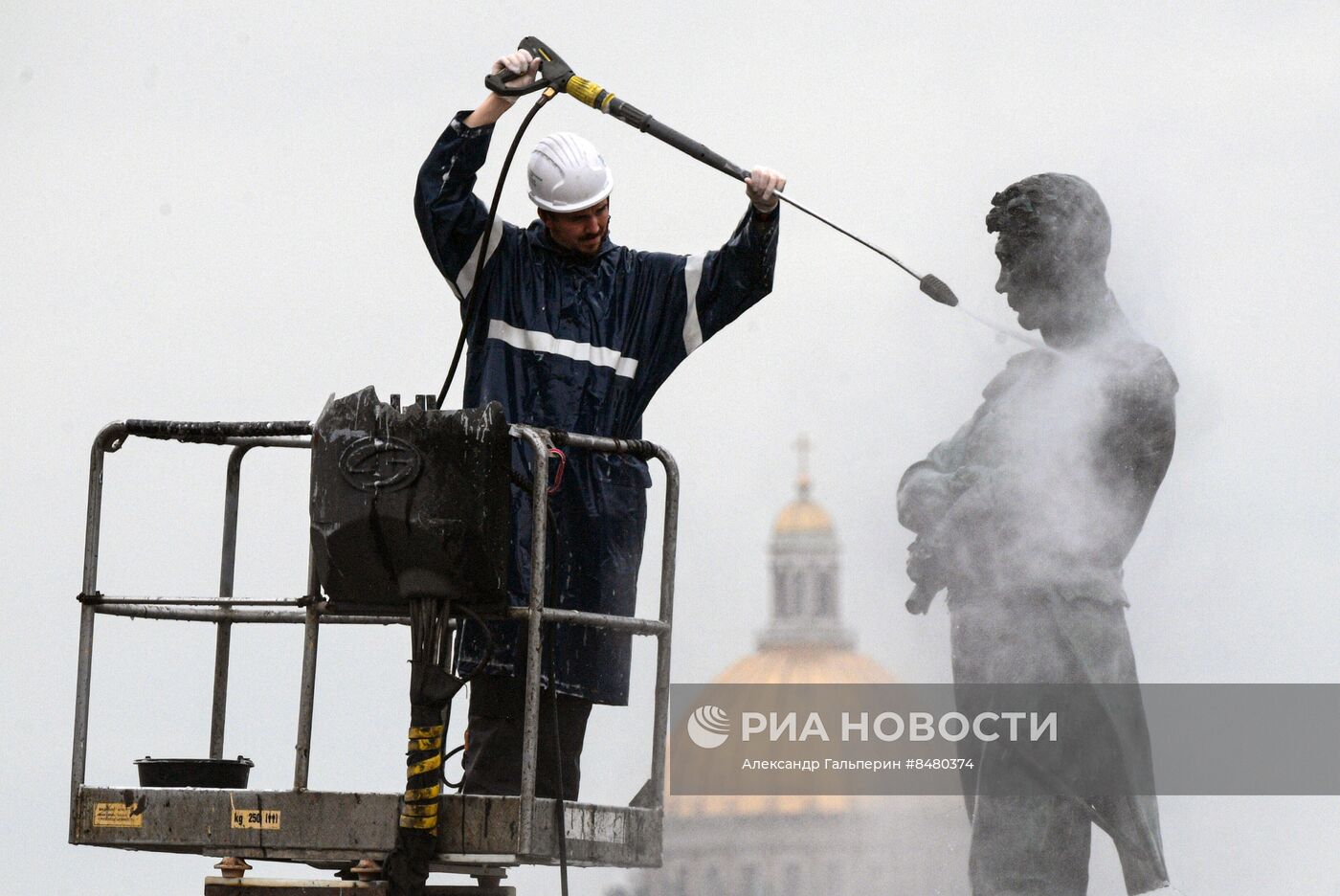 Помывка памятника Крузенштерну в Петербурге