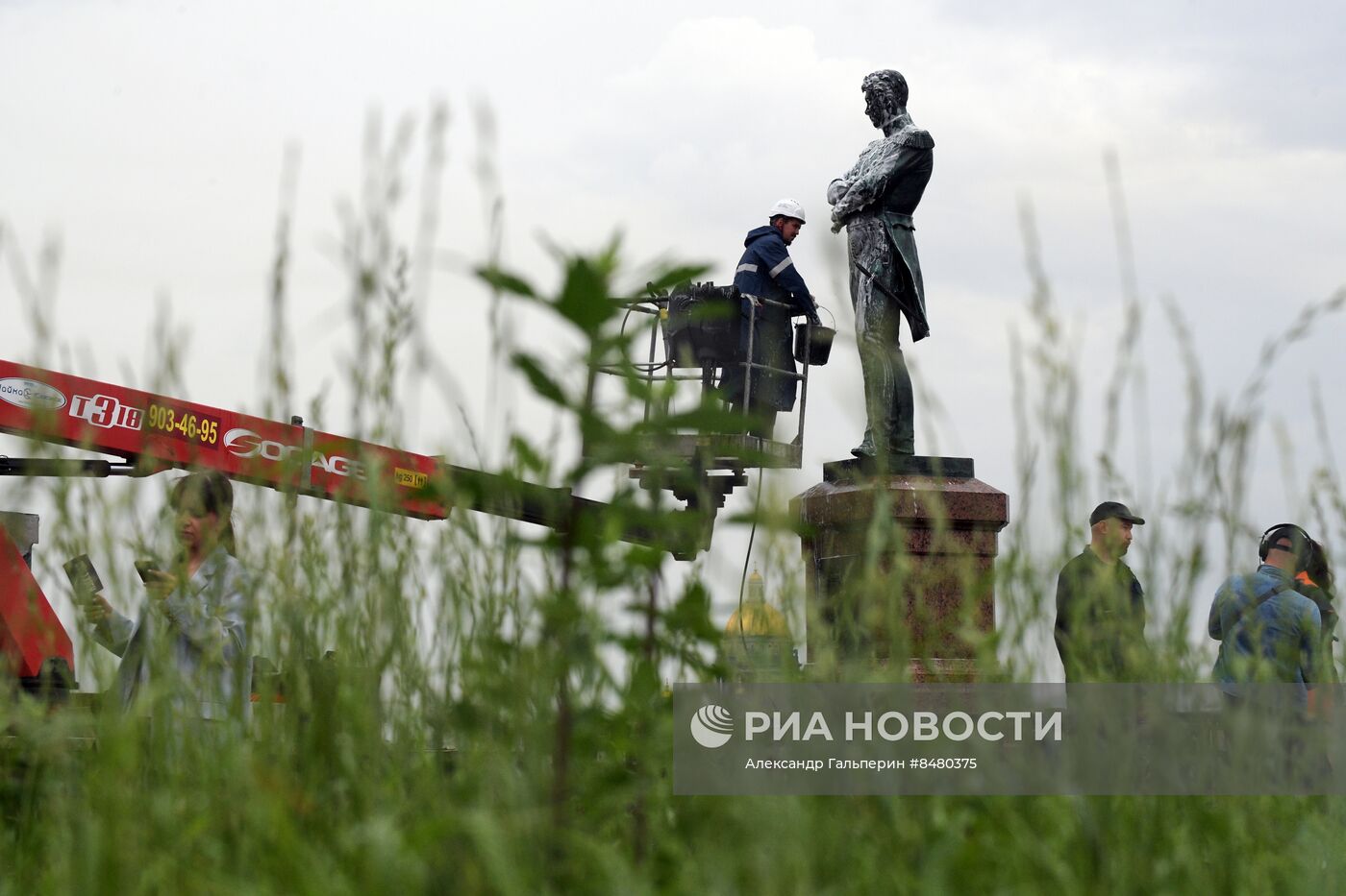 Помывка памятника Крузенштерну в Петербурге