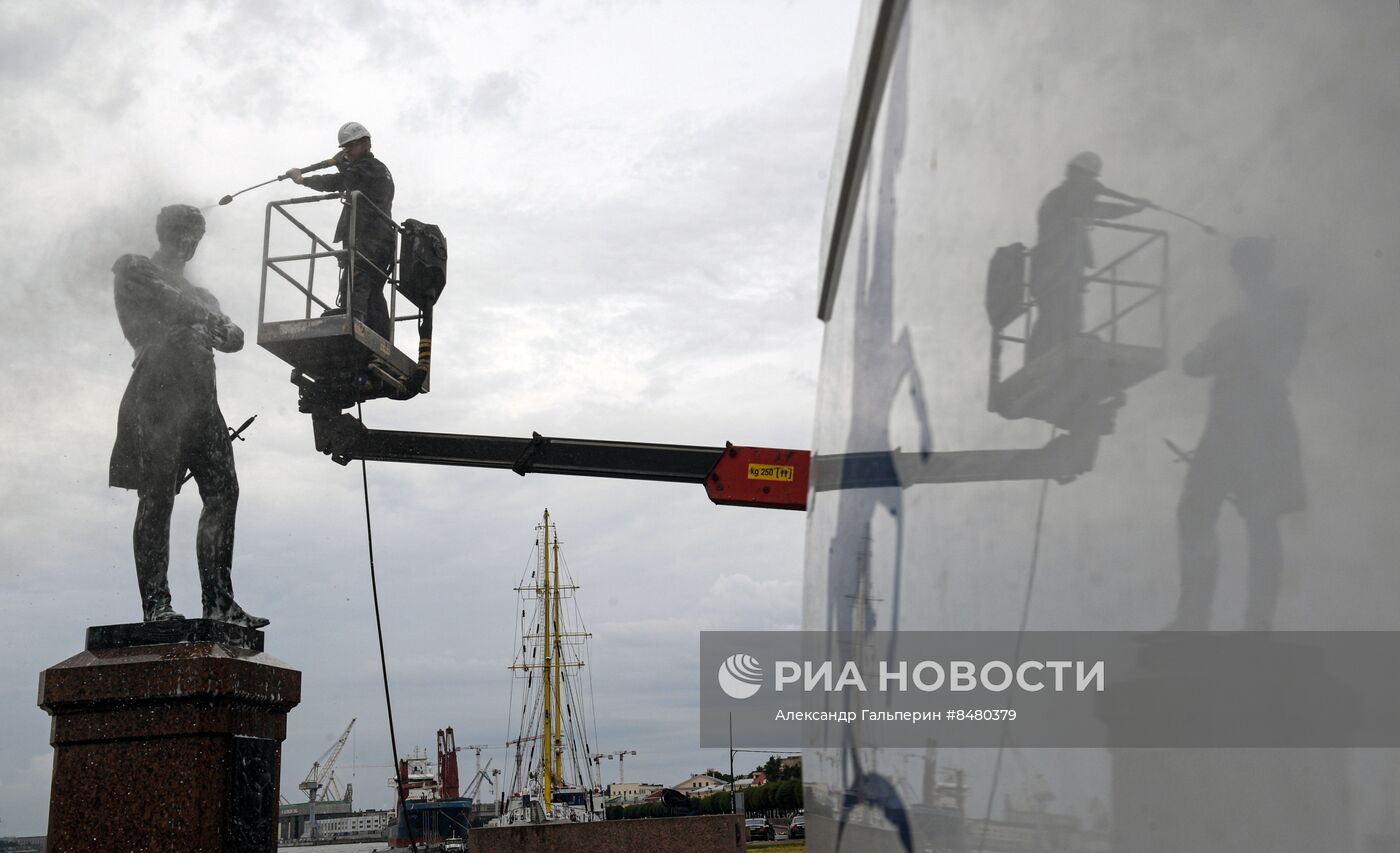 Помывка памятника Крузенштерну в Петербурге