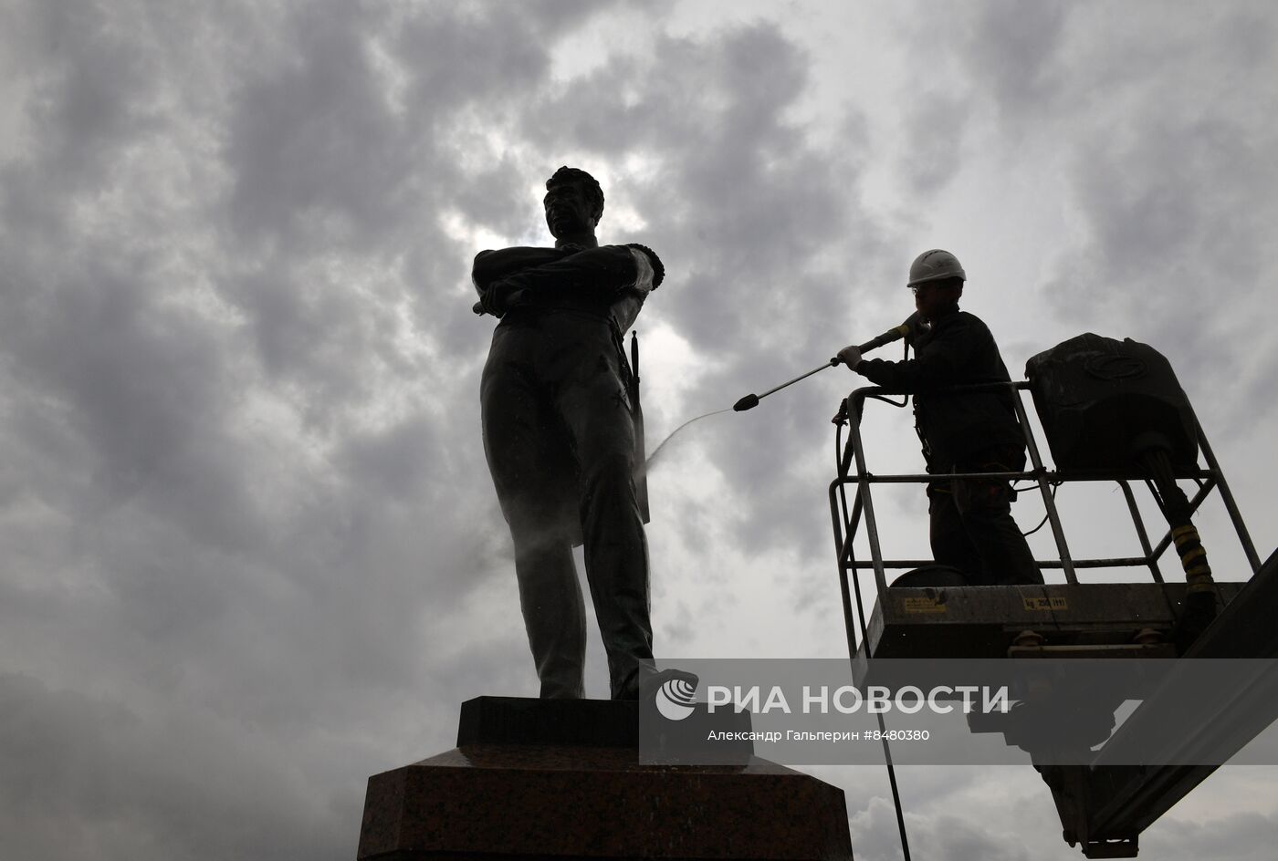 Помывка памятника Крузенштерну в Петербурге