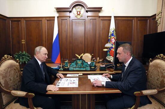 Встреча президента РФ В. Путина с губернатором Саратовской области Р. Бусаргиным 