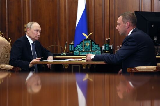 Встреча президента РФ В. Путина с губернатором Саратовской области Р. Бусаргиным 