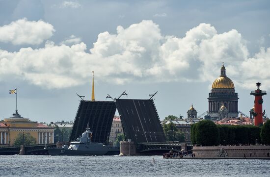 Подготовка ко Дню ВМФ в Санкт-Петербурге