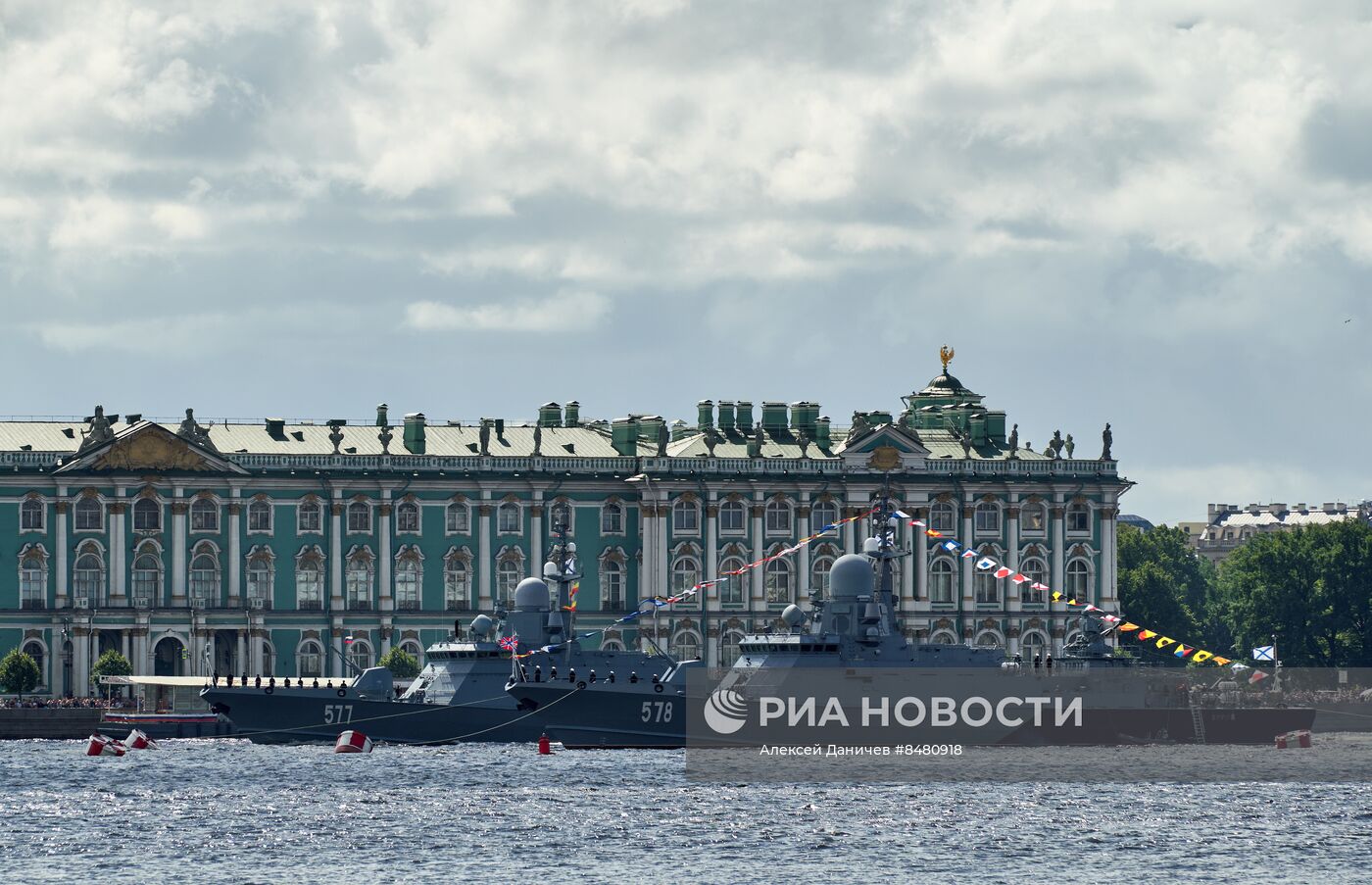 Подготовка ко Дню ВМФ в Санкт-Петербурге