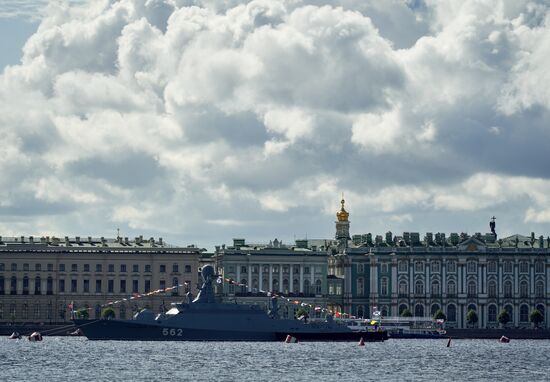 Подготовка ко Дню ВМФ в Санкт-Петербурге