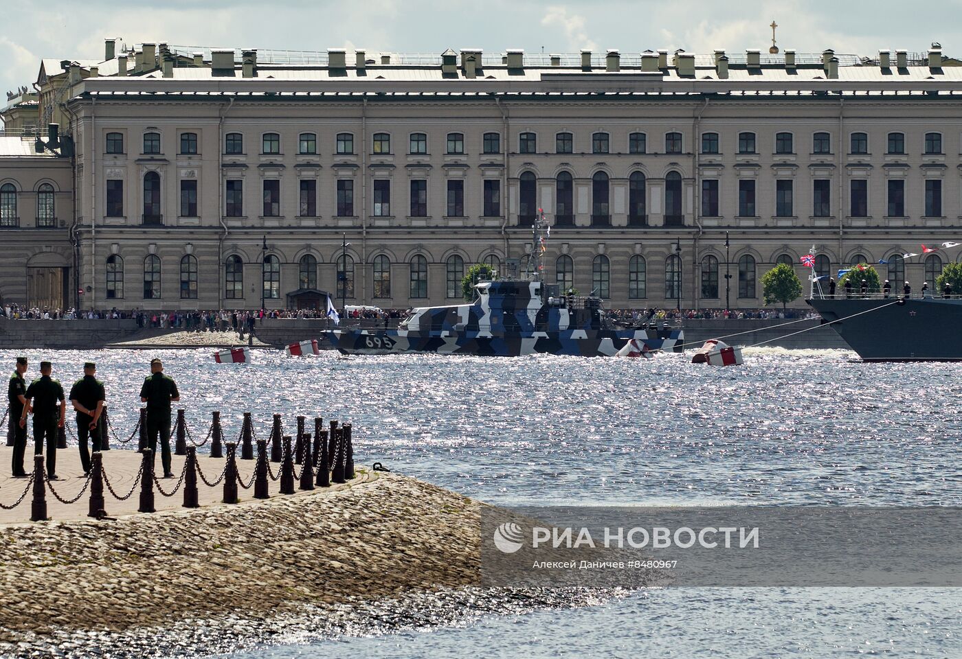 Подготовка ко Дню ВМФ в Санкт-Петербурге