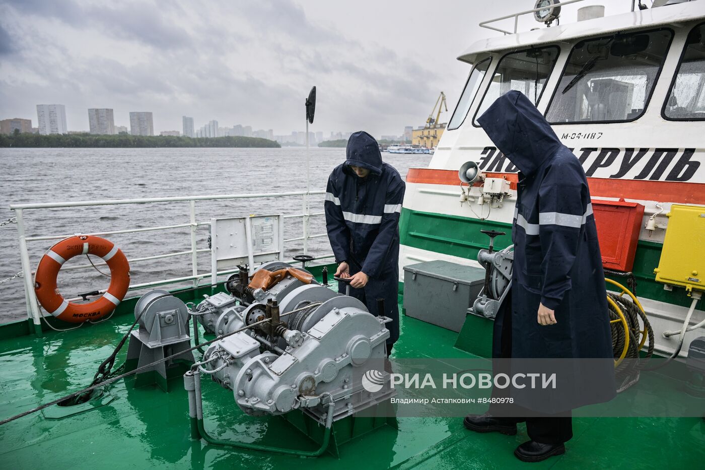 Работа корабля-лаборатории "Экопатруль" на Москве-реке