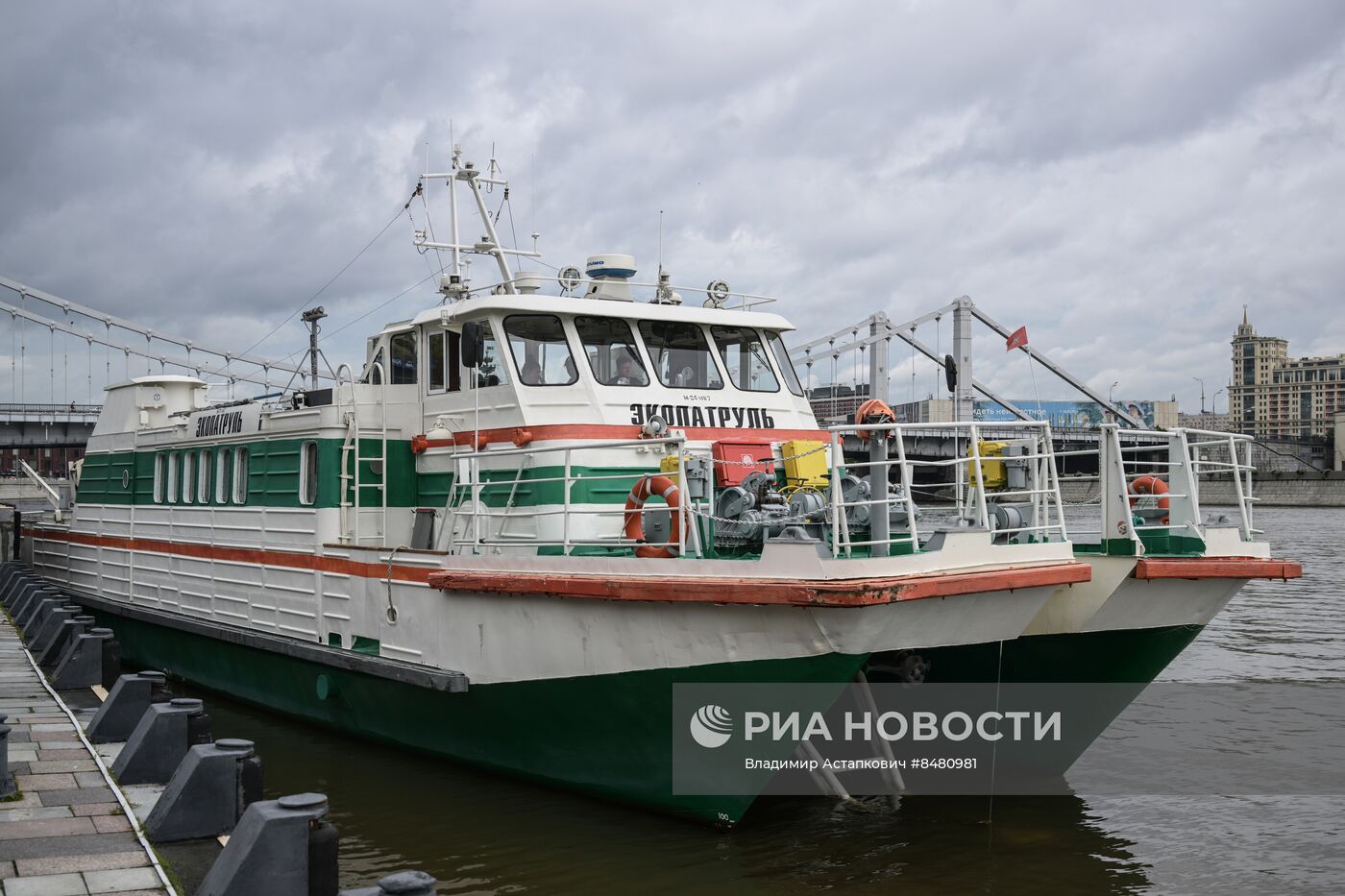 Работа корабля-лаборатории "Экопатруль" на Москве-реке