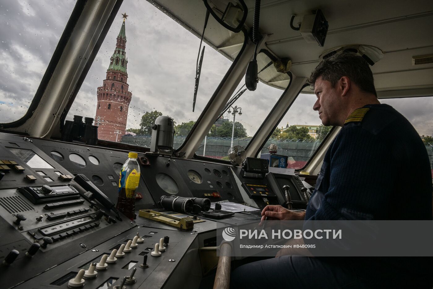 Работа корабля-лаборатории "Экопатруль" на Москве-реке