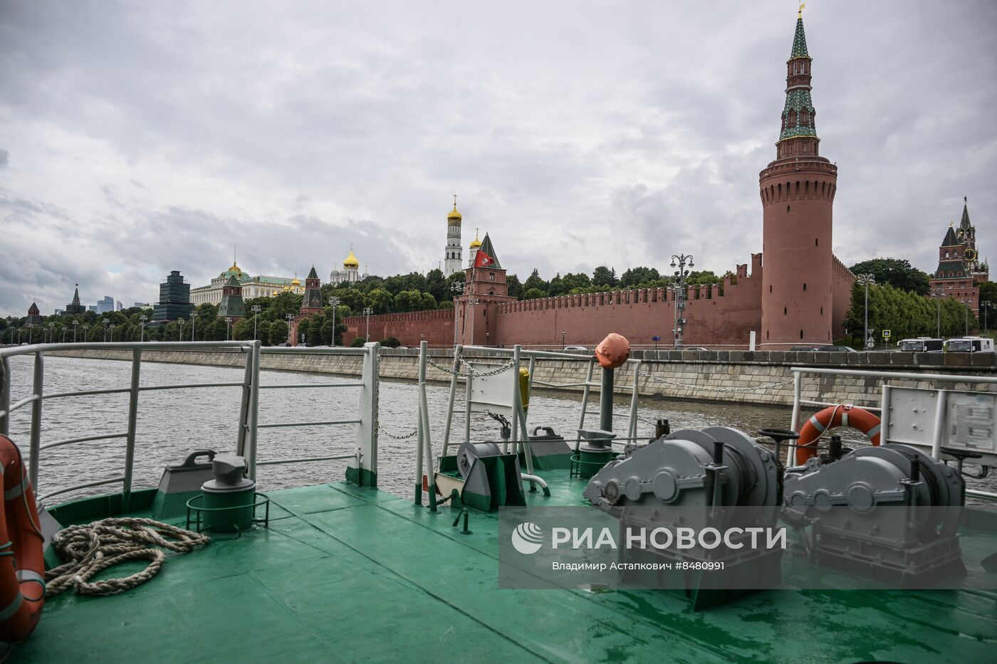 Работа корабля-лаборатории "Экопатруль" на Москве-реке