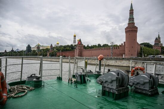 Работа корабля-лаборатории "Экопатруль" на Москве-реке