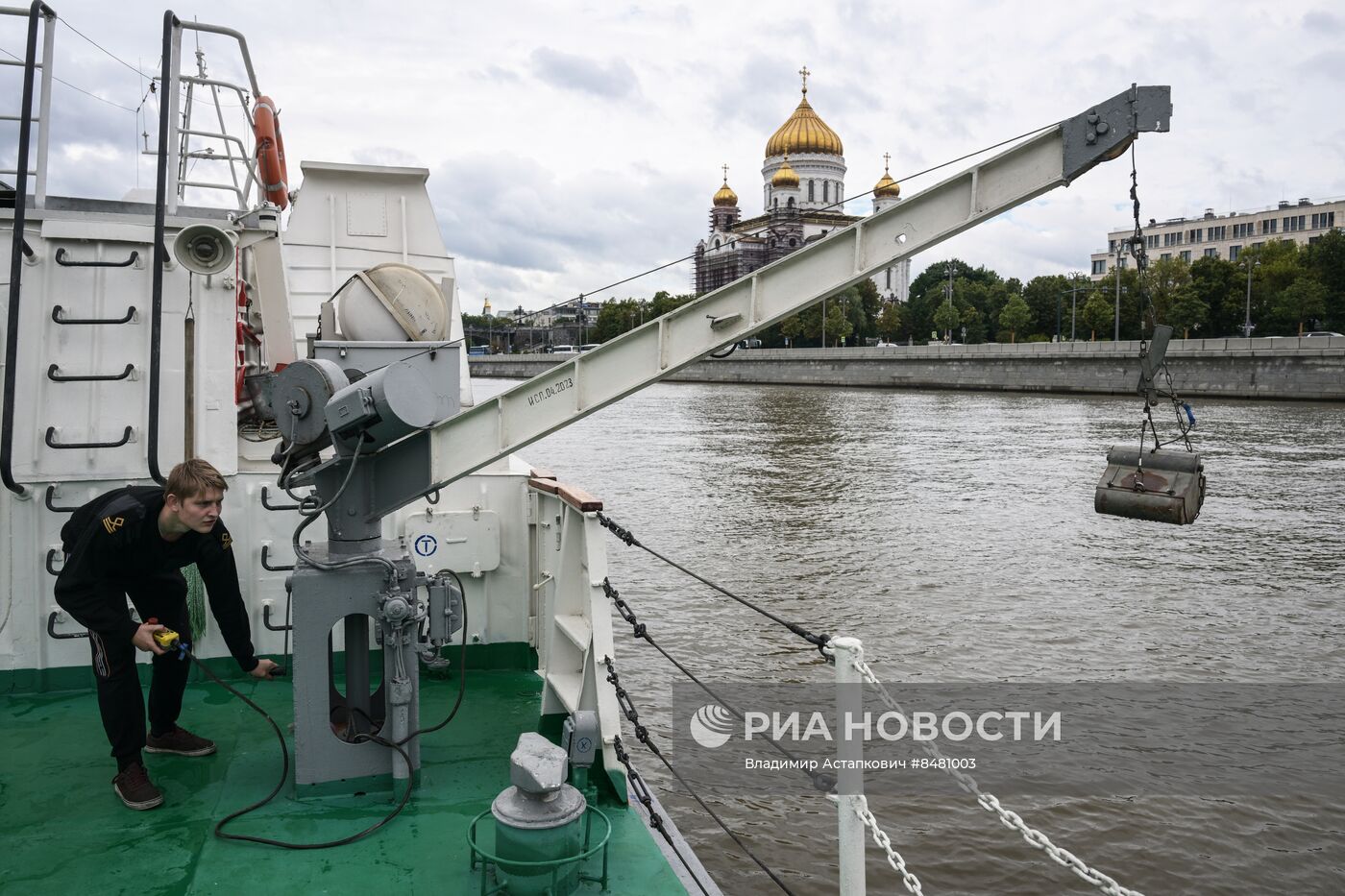 Работа корабля-лаборатории "Экопатруль" на Москве-реке