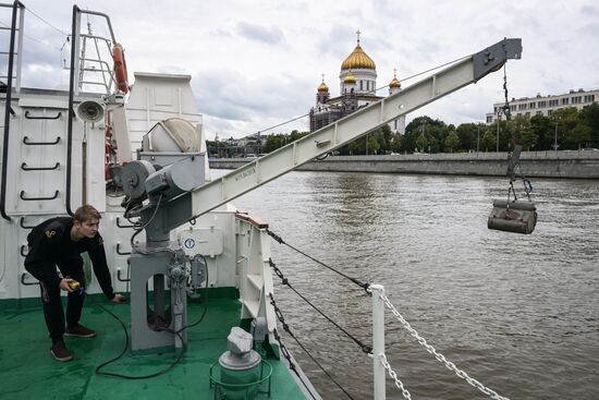 Работа корабля-лаборатории "Экопатруль" на Москве-реке