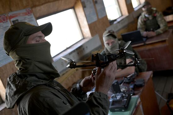 Военнослужащие ЦВО проходят подготовку операторов БПЛА в зоне проведения СВО