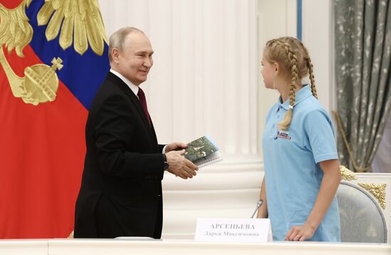 Президент РФ В. Путин провел заседание Наблюдательного совета АНО "Россия - страна возможностей"